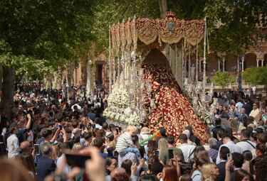 La hermandad de Santa Genoveva, a su paso por la Plaza de España, durante su estación de penitencia el Lunes Santo en Sevilla. 