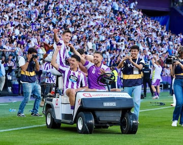 Los jugadores del Valladolid celebran con la afición el regreso a Primera División.