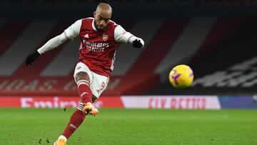 Arsenal's French striker Alexandre Lacazette hits the crossbar with this freekick during the English Premier League football match between Arsenal and Manchester United at the Emirates Stadium in London on January 30, 2021. (Photo by Andy Rain / POOL