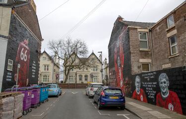 Alexander-Arnold frente a Jordan Henderson en las calles de Liverpool.