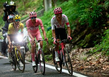 El británico Simon Yates, que empezaba el día a 1:21 del liderato, atacaba en los primeros kilómetros de la Finestre mientras Carapaz y Del Toro se marcaban mutuamente.