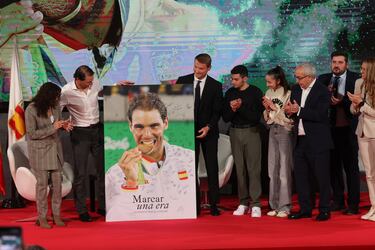 Rafa Nadal con una imagen suya obsequio del COE.








