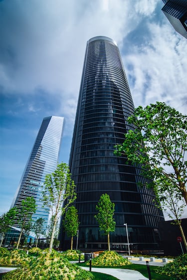 52 plantas. Inaugurado en 2008. Uso de oficinas y hotel.