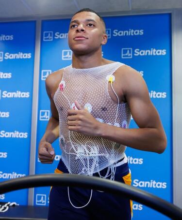 Kylian Mbappé durante el reconocimiento médico.