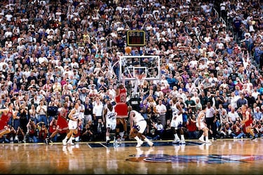 El último anillo de Michael Jordan, el final de su gran dinastía y una serie durísima en la que los Jazz (que buscaban venganza tras la derrota del año anterior y que esta vez partían como favoritos y con factor cancha) tuvieron en su mano forzar el séptimo partido en su Delta Center. Ganaban 86-83 a falta 41 segundos y antes de una secuencia legendaria de Jordan: canasta, robo en un pase de Stockton a Malone y el histórico tiro tras fintar a Bryon Russell. Después Stockton falló un triple final. Jordan anotó 45 puntos para cerrar una Final en la que pasaron más cosas: cinco de los seis partidos se resolvieron por cinco puntos o menos… y el otro fue un increíble 96-54 (los Jazz firmaron la anotación mínima en Finales) para los Bulls. 


