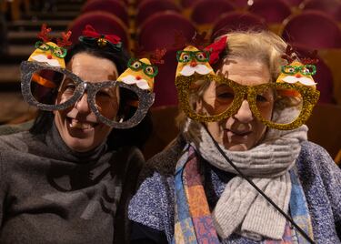 Dos mujeres antes de comenzar la celebración del Sorteo Extraordinario de la Lotería de Navidad 2024.