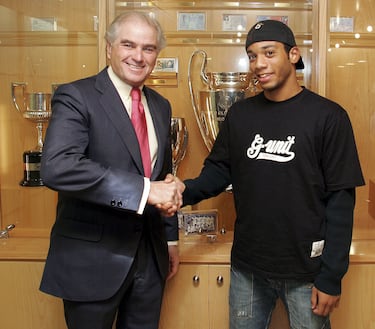 El 15 de noviembre de 2006 fue presentado como nuevo jugador del Real Madrid. El jugador brasileño explicó: "Cuando llegué al encuentro con el club, vi los contratos con el símbolo del Real Madrid arriba y los firmé rápido. Entonces unos hombres trajeados me llevaron directamente al campo. Me presentaron a la prensa ese día y yo no tenía ni idea de que iba a ser mi presentación. Mi familia en Brasil no se lo creyó hasta que vio la noticia en Globoesporte".