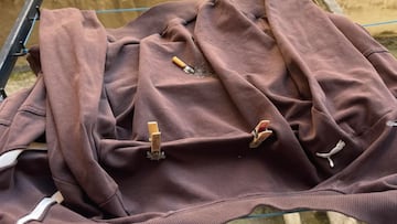 La sudadera destrozada por la colilla de un vecino.