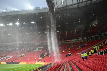 Recientemente el estadio se inundó por las fuertes lluvias en Manchester durante el partido ante el Arsenal. Los seguidores 'gunners' llegaron a cantar: "Old Trafford se cae a pedazos".