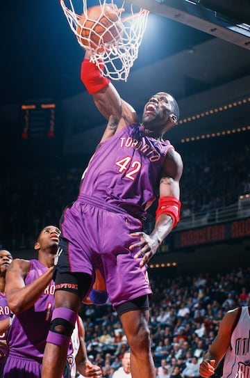 En 1984, los Atlanta Hawks eligieron en el pick 11 del draft a Kevin Willis, un jugador interior poderoso proveniente de la universidad de Michigan State. Durante 20 temporadas defendió los intereses de Hawks, Heat, Warriors, Rockets, Raptors, Nuggets y Spurs. Esta longevidad le valió para ser uno de los 15 únicos jugadores en la historia en alcanzar los 16.000 puntos y los 11.000 rebotes. En 2005 terminó su contrato con los Hawks a los 42 años, pero 2 años después volvería a la Liga en abril de 2007 al firmar un contrato de 10 días con los Dallas Mavericks, equipo con el que jugaría 5 partidos en la temporada regular, convirtiéndose en el segundo jugador más mayor en saltar a un partido de la NBA.