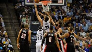 Marc Gasol anota ante Nicolas Batum, Damian Lillard, Robin Lopez y C.J. McCollum.