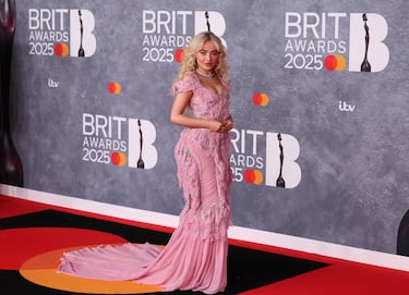 Sabrina Carpenter posa en la alfombra de los Brit Awards 2025.