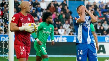 VITORIA, 30/11/2024.- El defensa argentino del Alavés Nahuel Tenaglia (d) se lamenta ante el portero serbio del Leganés Marko Dmitrovic, durante el partido de LaLiga disputado este sábado en el estadio de Mendizorroza. EFE/ L. Rico