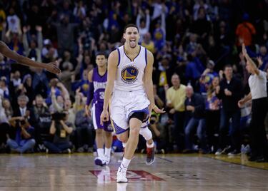 <b>- Años en la NBA:</b> 2011-Actualidad <br> <b>- Equipos:</b> Golden State Warriors. <b>- Medias de su carrera:</b> 19,5 puntos, 3,5 rebotes, 2,3 asistencias. <br> <b>- Mejor temporada:</b> (2016-17) 22,3 puntos, 3,7 rebotes, 2,1 asistencias. <br> <b>- Méritos:</b> Tres veces campeón, cinco veces all star. <br> <br> El único NBA que ha metido 14 triples en un partido. También ha sumado 37 puntos en un cuarto, 52 en un partido en el que solo tuvo 96 segundos la bola en sus manos... seguramente el mejor tirador de siempre por detrás de su inseparable Stephen Curry. Clave en la dinastía de los Warriors, generoso al servicio del equipo y, además, excelente defensor.