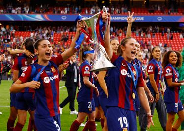 Jana Fernández y Bruna Vilamala celebran la victoria con la copa. 
 