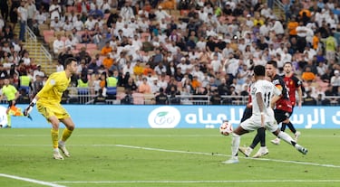 3-0. Brahim asiste a Lucas Vázquez en la banda derecha, el lateral centra y Valjent deja pasar el balón. Rodrygo atento, remata a placer en el segundo palo el tercer tanto.