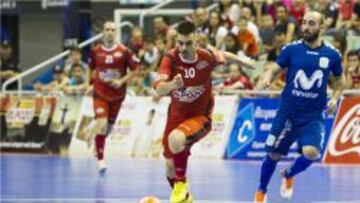 Álex conduce el balón ante Ricardinho.