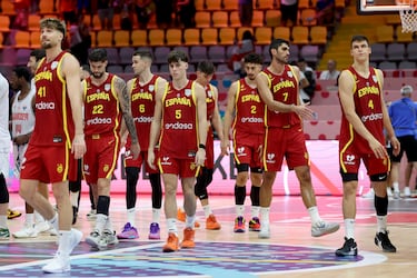 Los jugadores españoles encaran el túnel de vestuarios visiblemente disgustados tras su derrota en el debut ante Georgia.