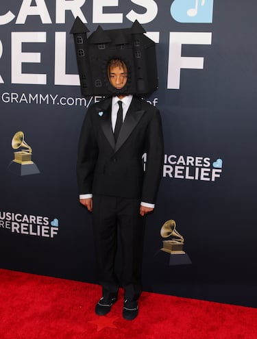 Jaden Smith posa en la alfombra roja de los Grammys 2025 en ell Crypto.com Arena situado en la ciudad de Los Ángeles, en California.