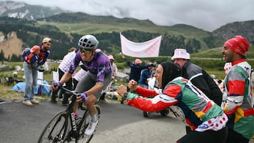 El australiano Ben O'Connor rueda destacado en las rampas del Col de la Loze.