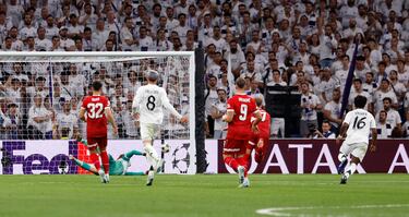 3-1. Endrcik se estrena en Champions y sentencia. El brasileño conduce el balón, y desde fuera del área, dispara con la izquierda raso para superar a Alexander Nübel.