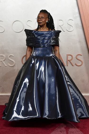 Whoopi Goldberg posa en la alfombra roja del Dolby Theatre.