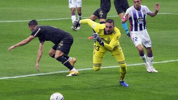 VALLADOLID. PHOTOGENIC/PABLO REQUEJO. 25/10/20. FUTBOL, PARTIDO DE LIGA SANTANDER TEMPORADA 2020/2021 ENTRE EL REAL VALLADOLID Y EL ALAVÉS. PENALTI LUCAS