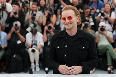 Bono posa durante una sesión fotográfica para el documental "Bono: Stories of Surrender", presentado como parte de las proyecciones especiales del 78º Festival de Cine de Cannes.