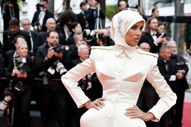 Rawdah Mohamed posa en la alfombra roja durante la llegada de los asistentes a la proyección de la película "Eddington"