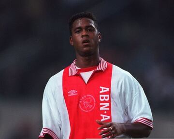El holandés debutó a los 18 años con Ajax, bajo el mando de Louis Van Gaal, también tuvo paso por Milan y Barcelona.