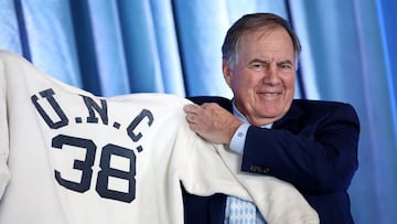El legendario head coach de los New England Patriots dejó la NFL en 2023 y ahora tendrá su primera temporada como entrenador de los Tar Heels en la NCAA.