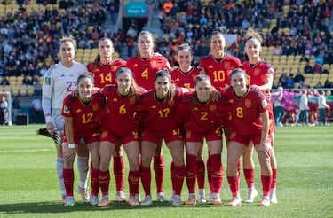 Arriba, de izquierda a derecha: Cata Coll, Laia Codina, Irene Paredes, Tere Abelleira, Jenni Hermoso, Esther González.
Abajo: Oihane Hernández, Aitana Bonmatí, Alba Redondo, Ona Batlle y Mariona Caldentey.