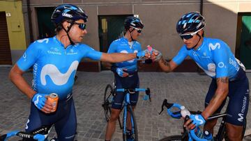 Mikel Landa, junto a sus compañeros de Movistar.