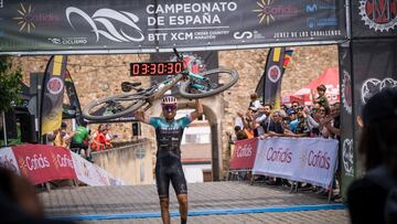El ciclista español Sergio Mantecón celebra su victoria en el Campeonato de España XCM de ciclismo de montaña.