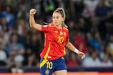 La jugadora del Madrid combinó con Alexia y disparó de forma violentísima. Brutal el tanto del empate para las españolas.