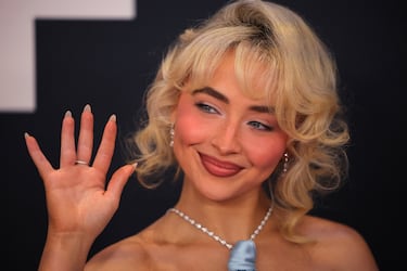 Sabrina Carpenter posa en la alfombra roja de los Grammys 2025 en ell Crypto.com Arena situado en la ciudad de Los Ángeles, en California.
