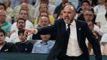 El entrenador del Real Madrid, Chus Mateo, durante el primer partido de la semifinal de la Liga Endesa de baloncesto que Real Madrid y FC Barcelona disputan este miércoles en el WiZink Center.