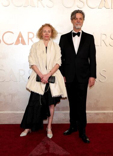 Beatrice Brentnerova y Craig Lathrop posan en la alfombra roja del Dolby Theatre.