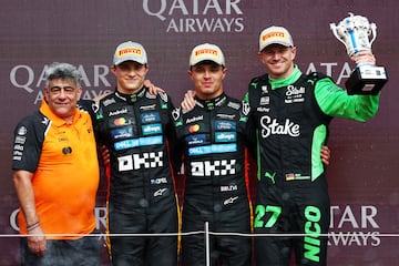Lando Norris, Oscar Piastri y Nico Hulkenberg en el podio del Gran Premio de Gran Bretaña de Fórmula 1.