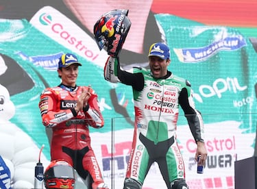 Johann Zarco junto a Marc Márquez en el podio del Gran Premio de Francia de MotoGP.
