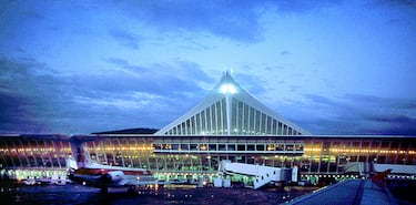 El aeropuerto más importante y con más tráfico de pasajeros de todo el norte de España se sitúa en el primer puesto de la lista de los mejores aeropuertos de España. En el ranking global se encuentra en la posición 29º.