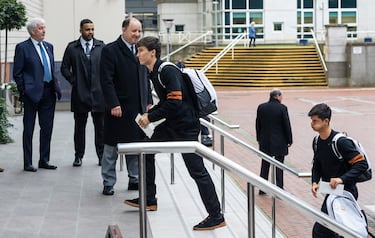 Gonzalo García llegando al hotel. 