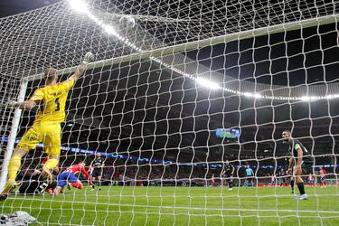 6-0. Saúl Ñíguez, en el segundo palo, aprovecha un rechace al borde del área pequeña para anotar a puerta vacía el sexto gol rojiblanco.