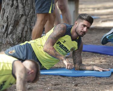 El malagueño dio el salto del Málaga al Villarreal junto a Samu Castillejo como uno de los grandes traspasos de 2015. Tras una temporada en el club amarillo se fue traspasado al Rubin Kazan. Tras un breve paso por el Leganés fichó por el Levante donde jug