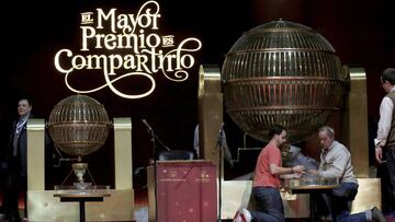 GRA341. MADRID, 21/12/2016.- Preparativos de los bombos y bolas para el Sorteo de la Lotería de Navidad que se celebra mañana en el salón de sorteos del Teatro Real de Madrid. EFE/Chema Moya