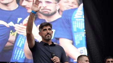 OVIEDO (ASTURIAS), 22/06/2025.- El entrenador del Real Oviedo Veljko Paunovic celebrando con la afición el ascenso a Primera División, este domingo en la capital asturiana. EFE/Paco Paredes