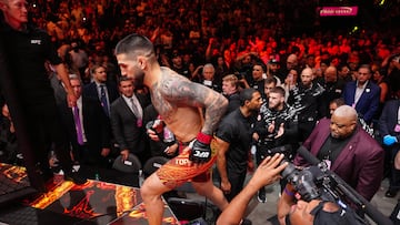 Ilia Topuria subiendo a la jaula en el T-Mobile Arena.