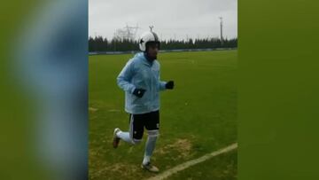 La peculiar manera de Rafinha de protegerse del viento mientras entrena