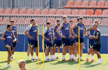 Julián Álvarez, Ruggeri, Sorloth con el grupo durante el entrenamiento. 
