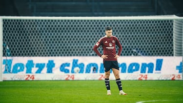 Nació el 6 de enero de 2006 y se formó en la cantera del PAOK de Salónica, donde rápidamente se destacó por su capacidad goleadora y su inteligencia en el campo. En febrero de 2025, el Brighton & Hove Albion de la Premier League lo fichó por una cifra considerable, aunque lo dejó cedido en el club alemán hasta el final de la temporada. Tzimas es conocido por su habilidad para entender el juego, su potencia y su buen desempeño en los espacios.